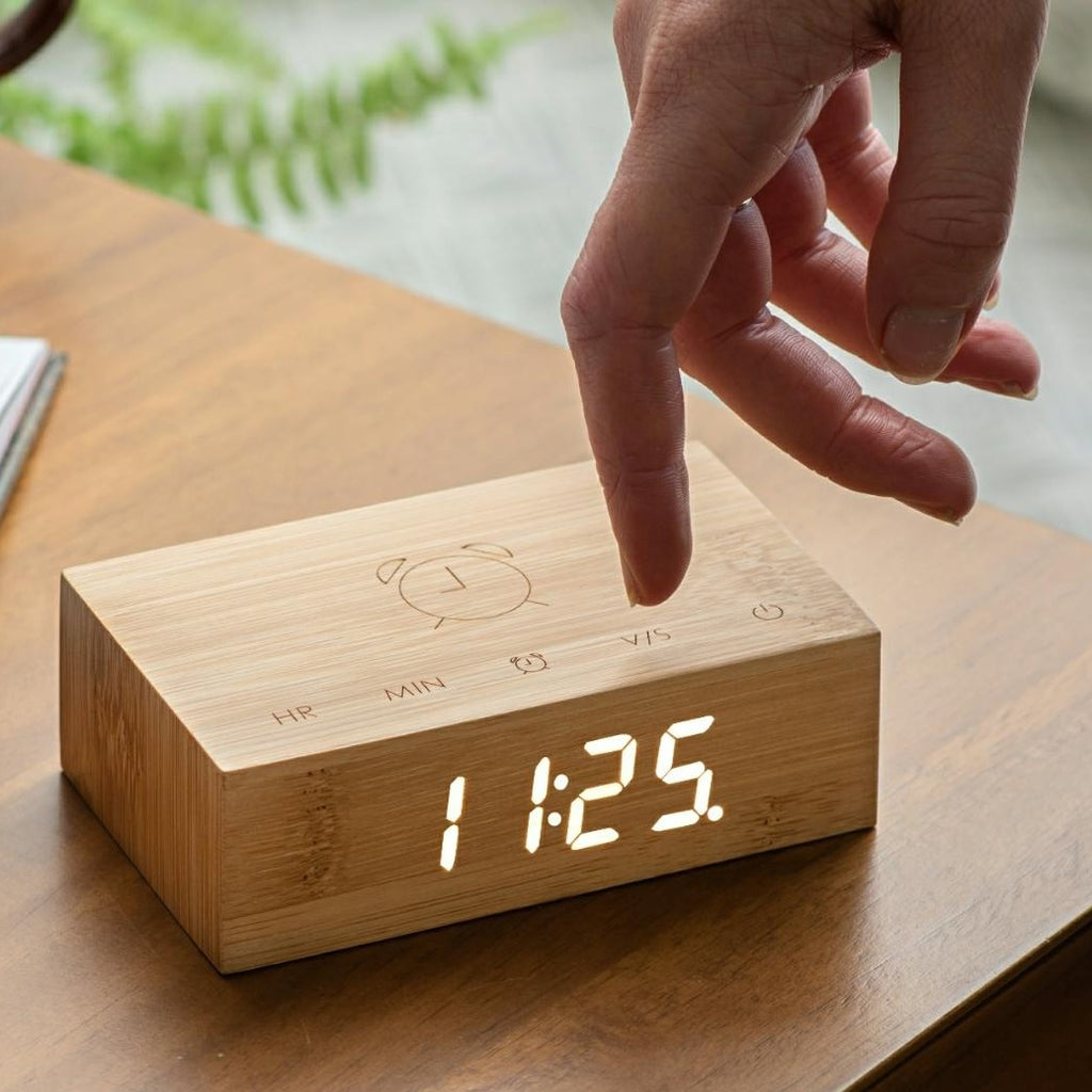 Den fine ur flip click clock i bambus er det perfekte lille firkantet ur, som tændes når du vender den rundt. Brug den som almindelig ur eller som alarm
