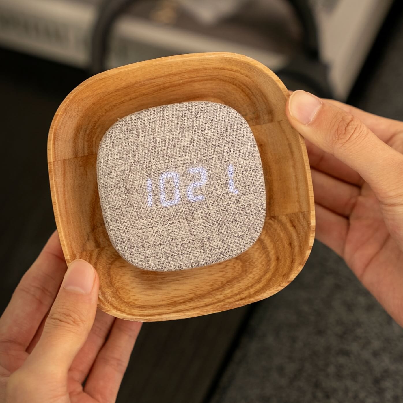 Et skandinavisk smukt træ vækkeur fra Gingko Design