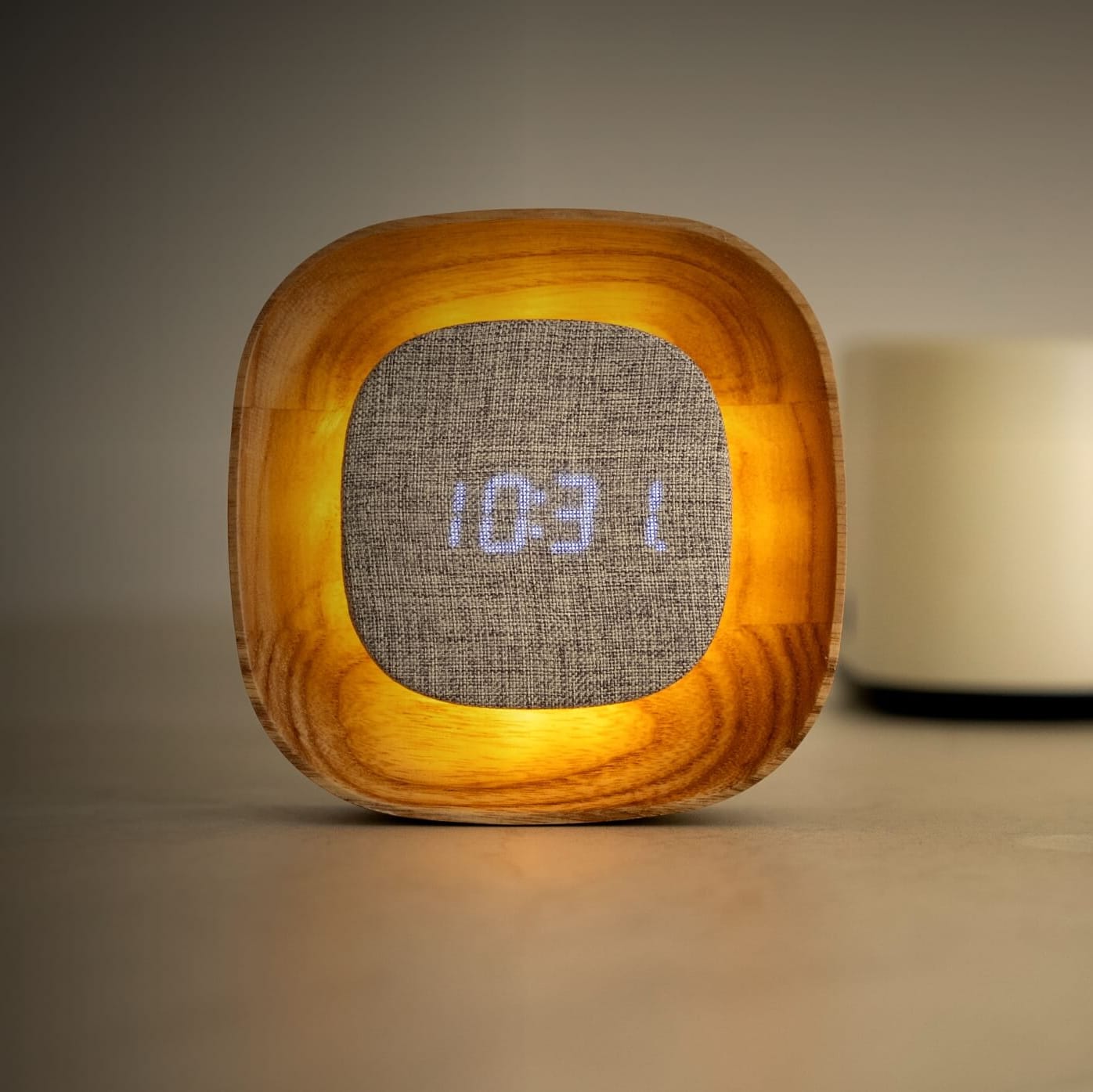 En fint trævækkeur fra Gingko Design med lys og digitalt display
