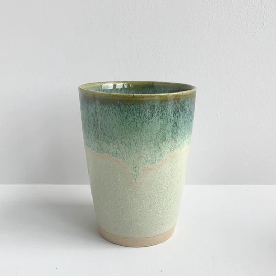 Høj ø-cup fra Bornholms Keramikfabrik er en større keramik kop fra Bornholm i grøn glasering