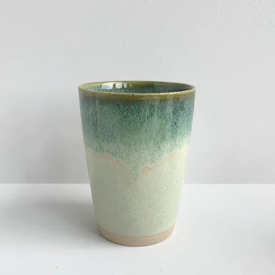 Høj ø-cup fra Bornholms Keramikfabrik er en større keramik kop fra Bornholm i grøn glasering