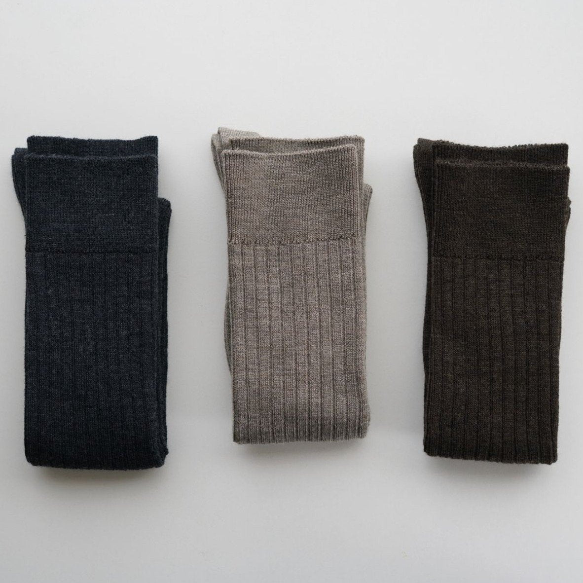 De høje strik strømper fra japanske hakne er lavet af den højeste udvalgte kvalitets merinould fra New Zealand. De strikkede sokker er lavet i et flot rib mønster og er utrolig bløde. De beige knæstrømper er så behaglige at have på og ulden kradser ikke.