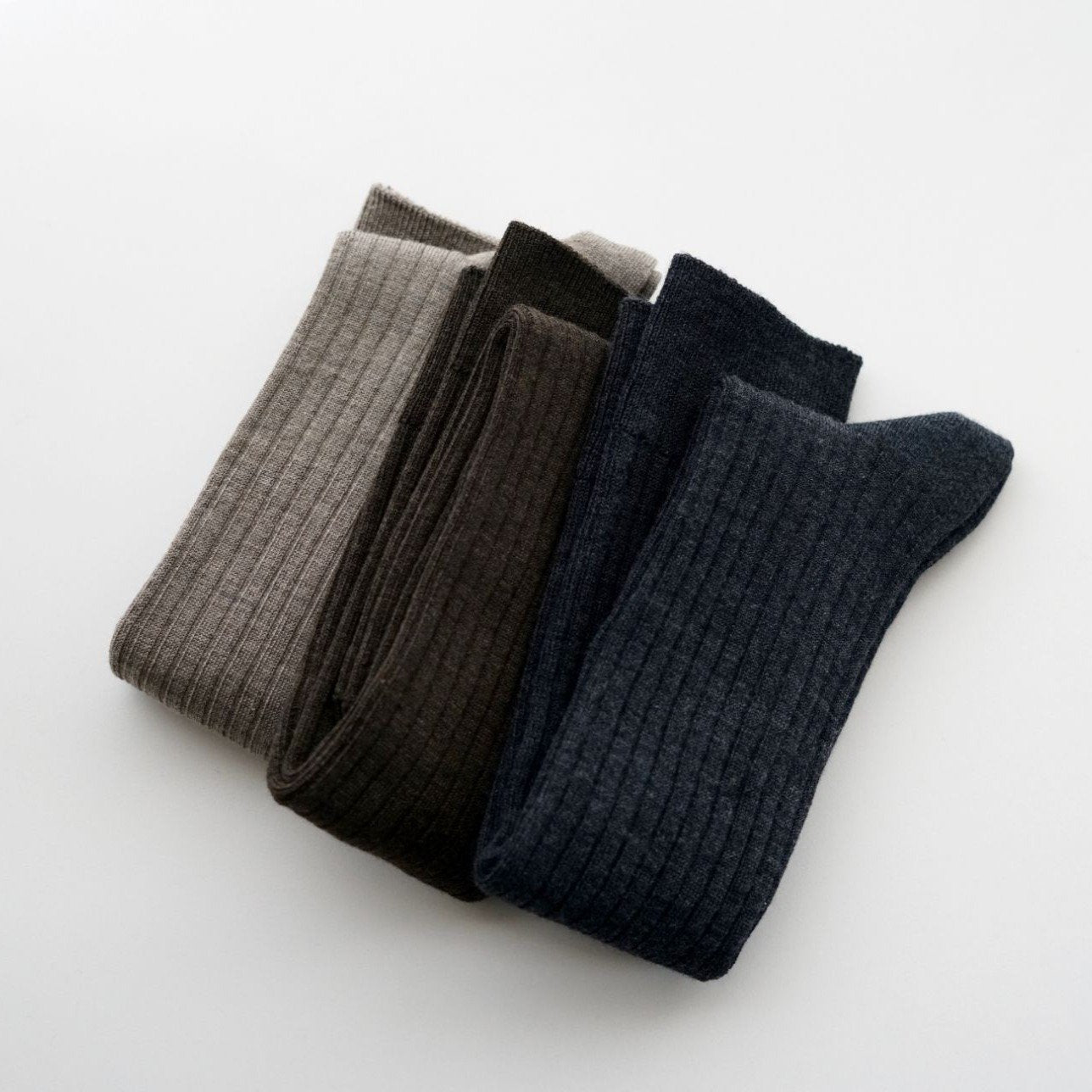 De høje strik strømper fra japanske hakne er lavet af den højeste udvalgte kvalitets merinould fra New Zealand. De strikkede sokker er lavet i et flot rib mønster og er utrolig bløde. De beige knæstrømper er så behaglige at have på og ulden kradser ikke.