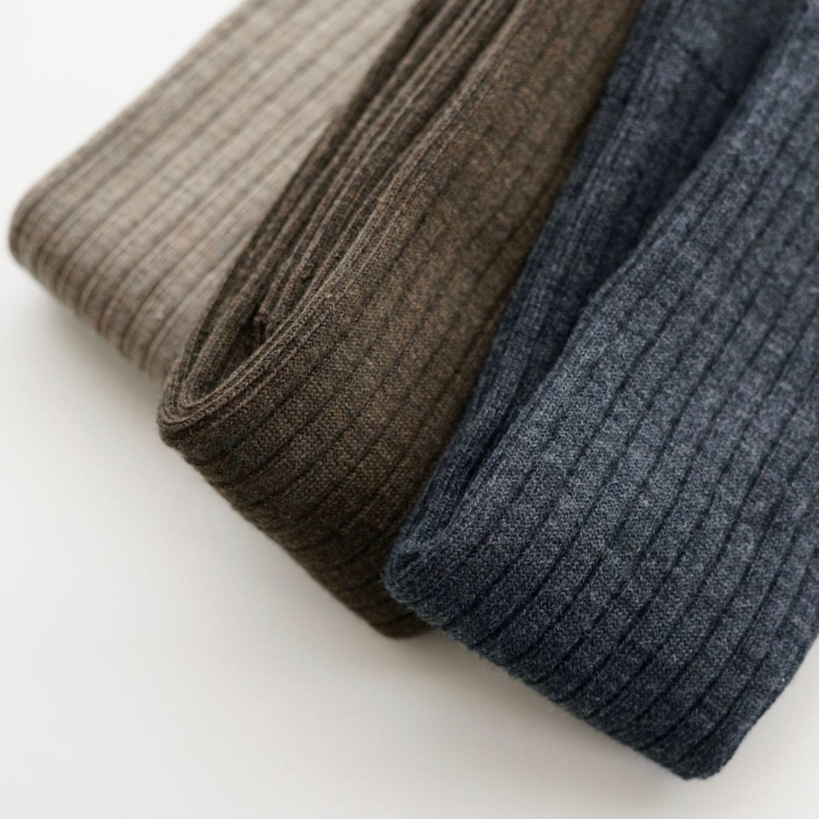 De høje strik strømper fra japanske hakne er lavet af den højeste udvalgte kvalitets merinould fra New Zealand. De strikkede sokker er lavet i et flot rib mønster og er utrolig bløde. De beige knæstrømper er så behaglige at have på og ulden kradser ikke.