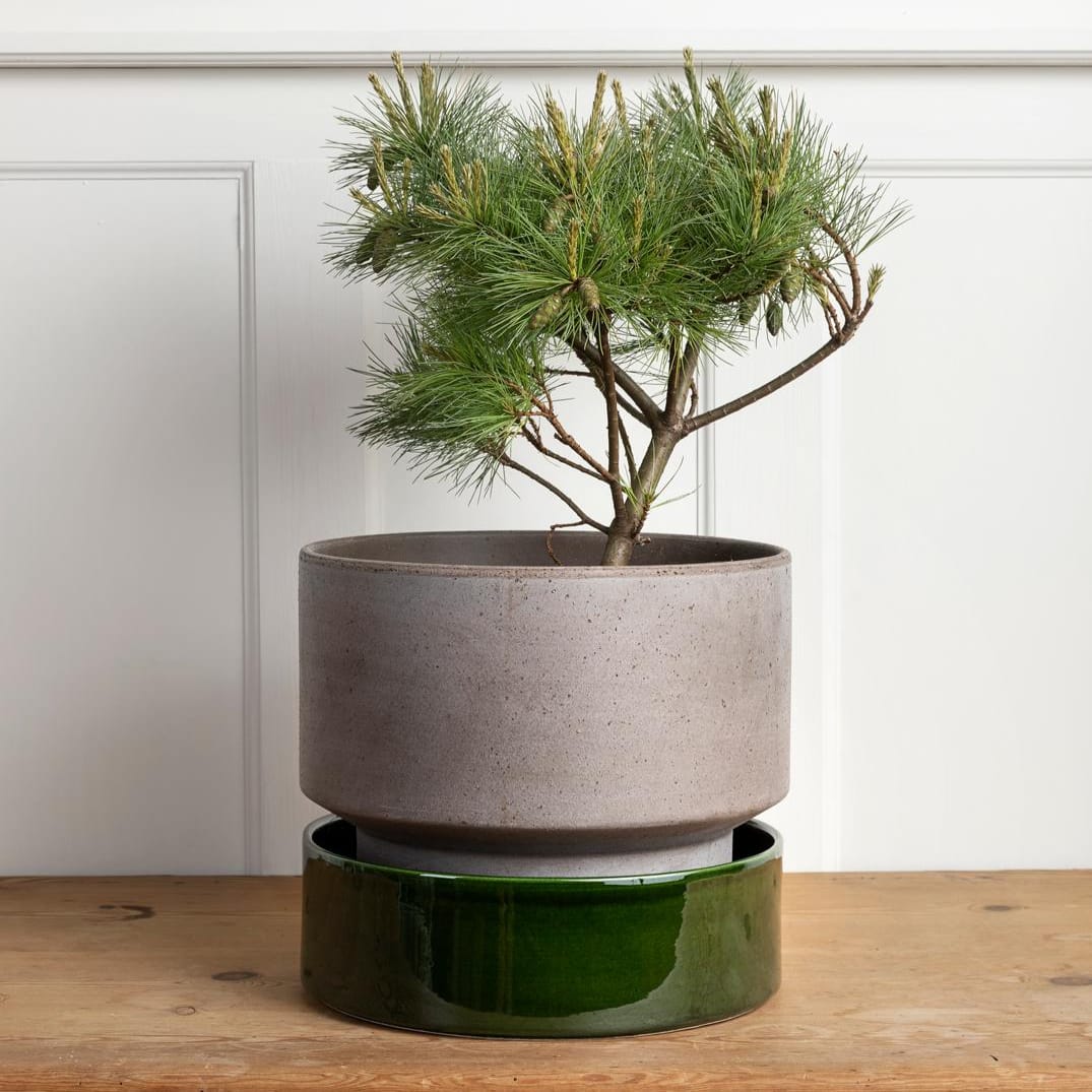 Bergs potter underskål - Den er her i farven emerald green, som er en grøn farve - sammensat med en grå potte (den store model)