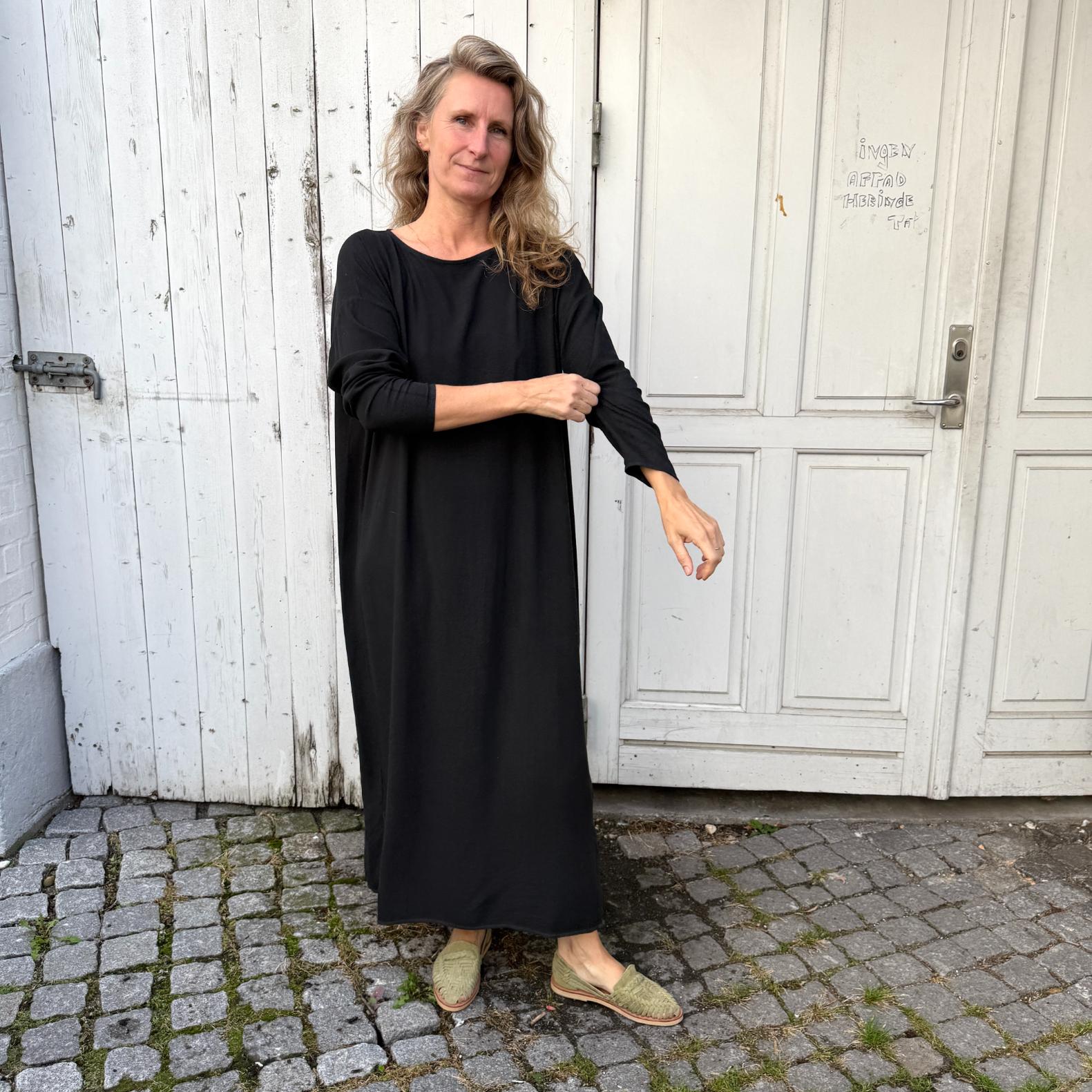 Crossley sort kjole i viskose