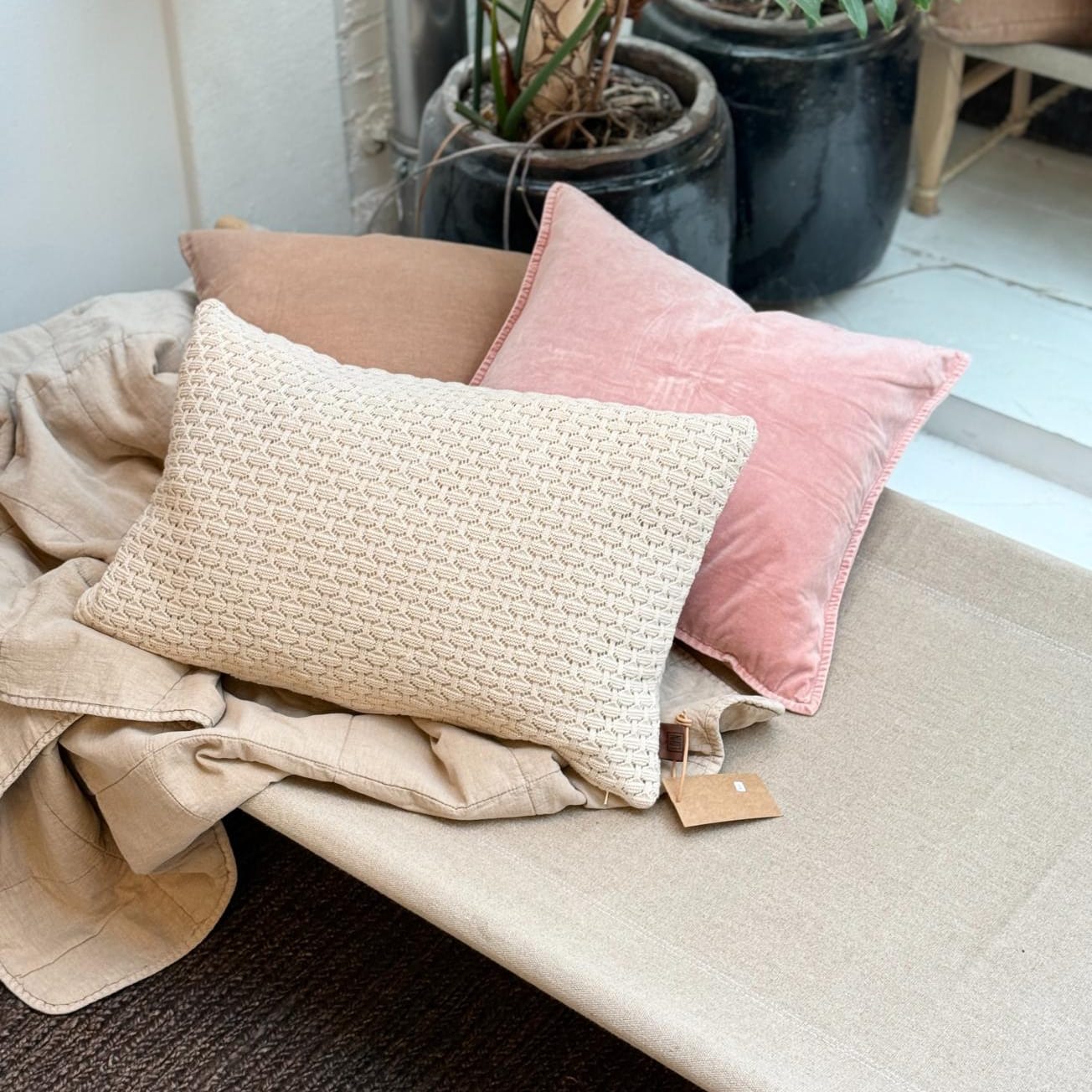 Strikket pude i farven Beige Melange