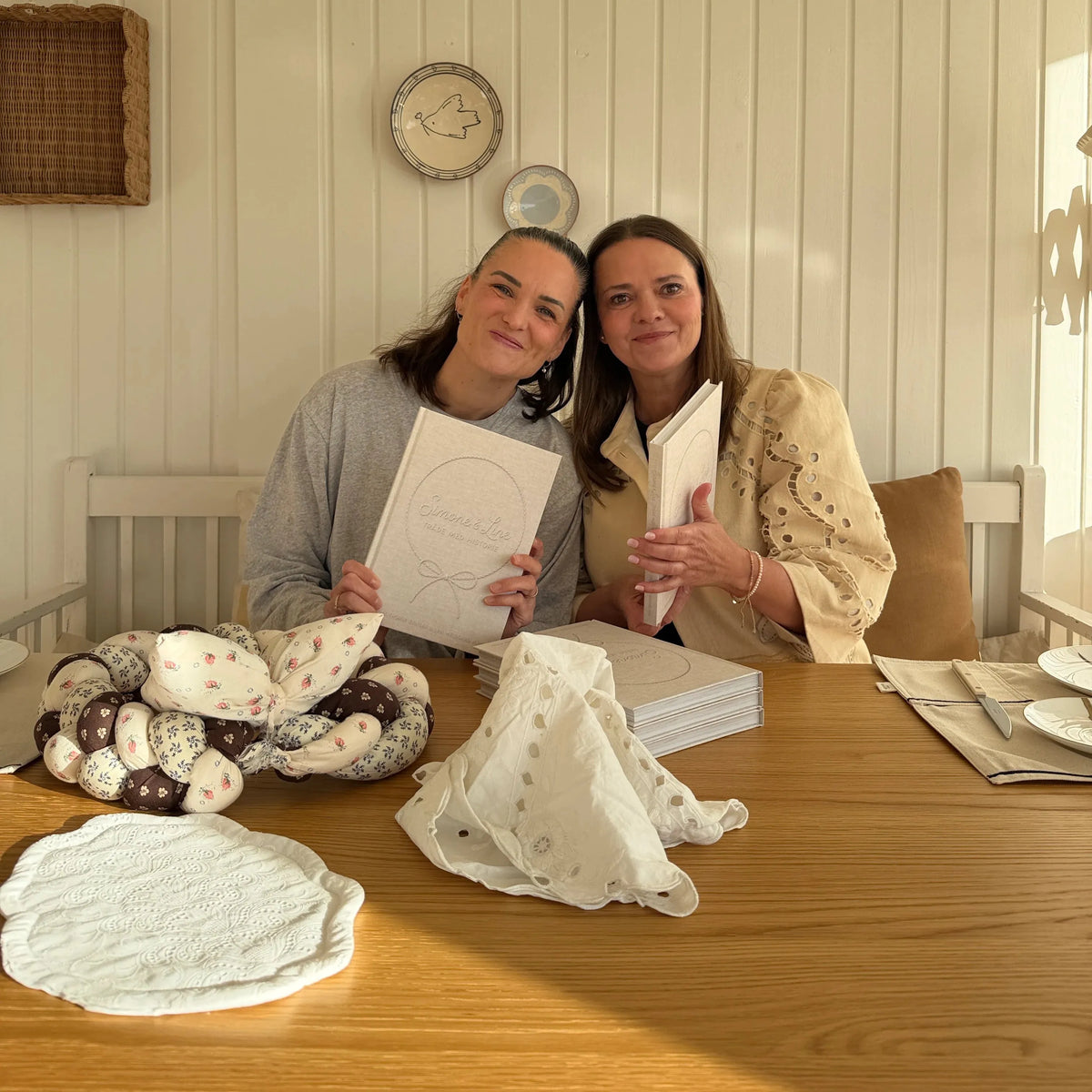 Simone & Line - Tråde med historie