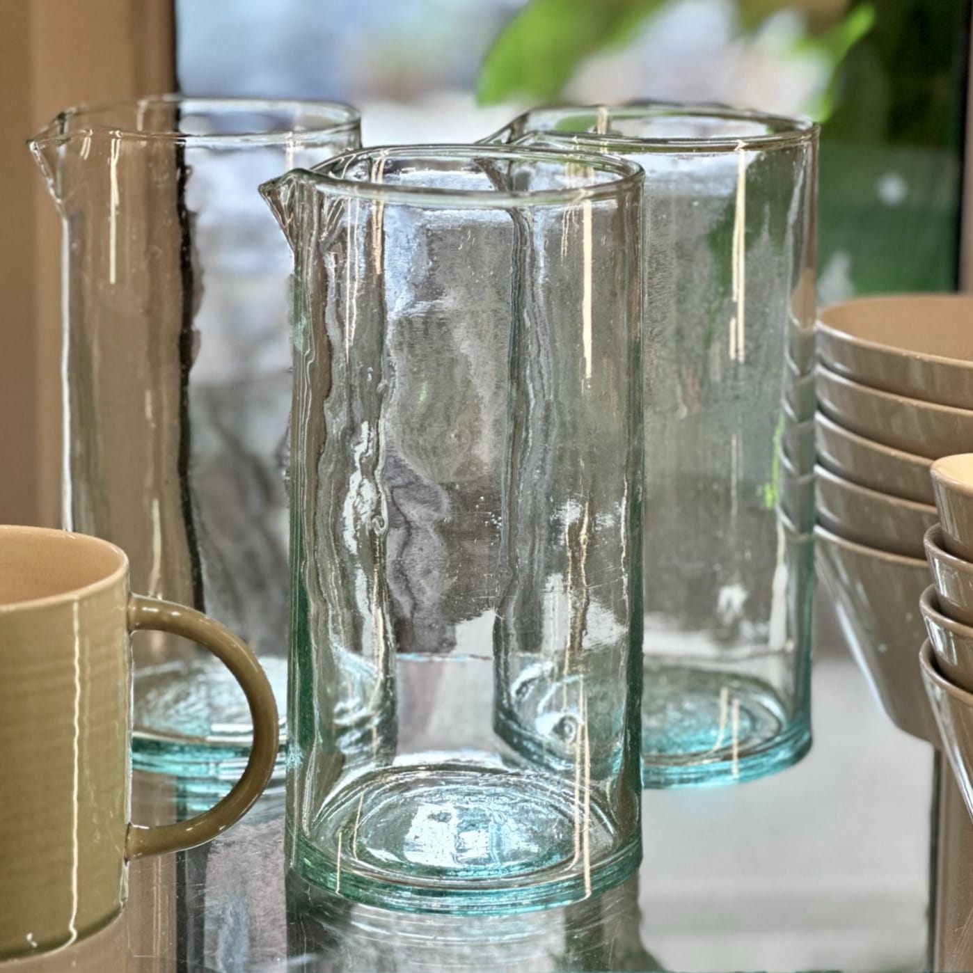 Beldi Jug er en klassisk mundblæst kande lavet af 100% genbrugsglas- fyld den med drikkelse eller måske med blomster?