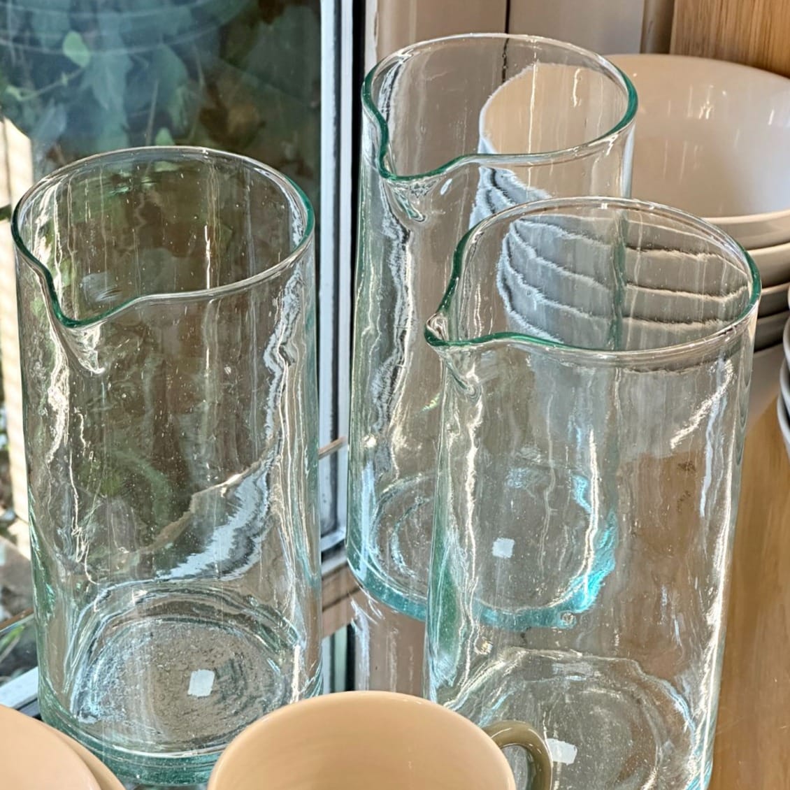 Beldi Jug er en klassisk mundblæst kande lavet af 100% genbrugsglas. Brug den marokkanske kande som du vil bruge enhver kande - fyld den med drikkelse eller måske med blomster?