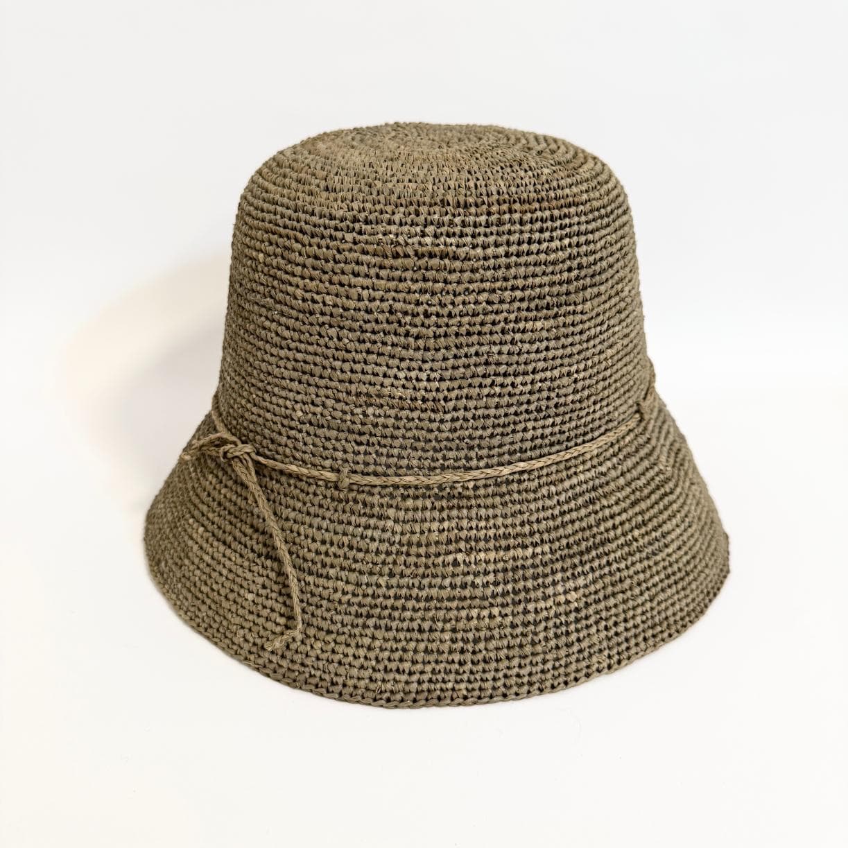 Sommerhat flettet i raffia i et naturligt materiale.
