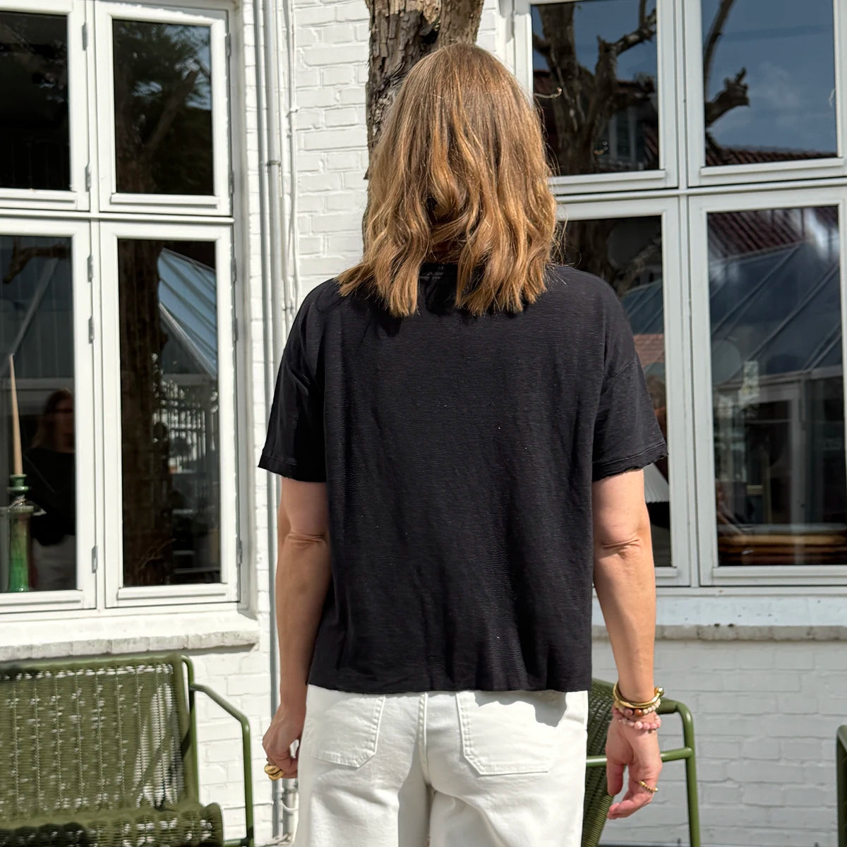 Mørkeblå t-shirt i hør fra det italienske mærke Crossley. T-shirten har et råt udtryk med sine kanter