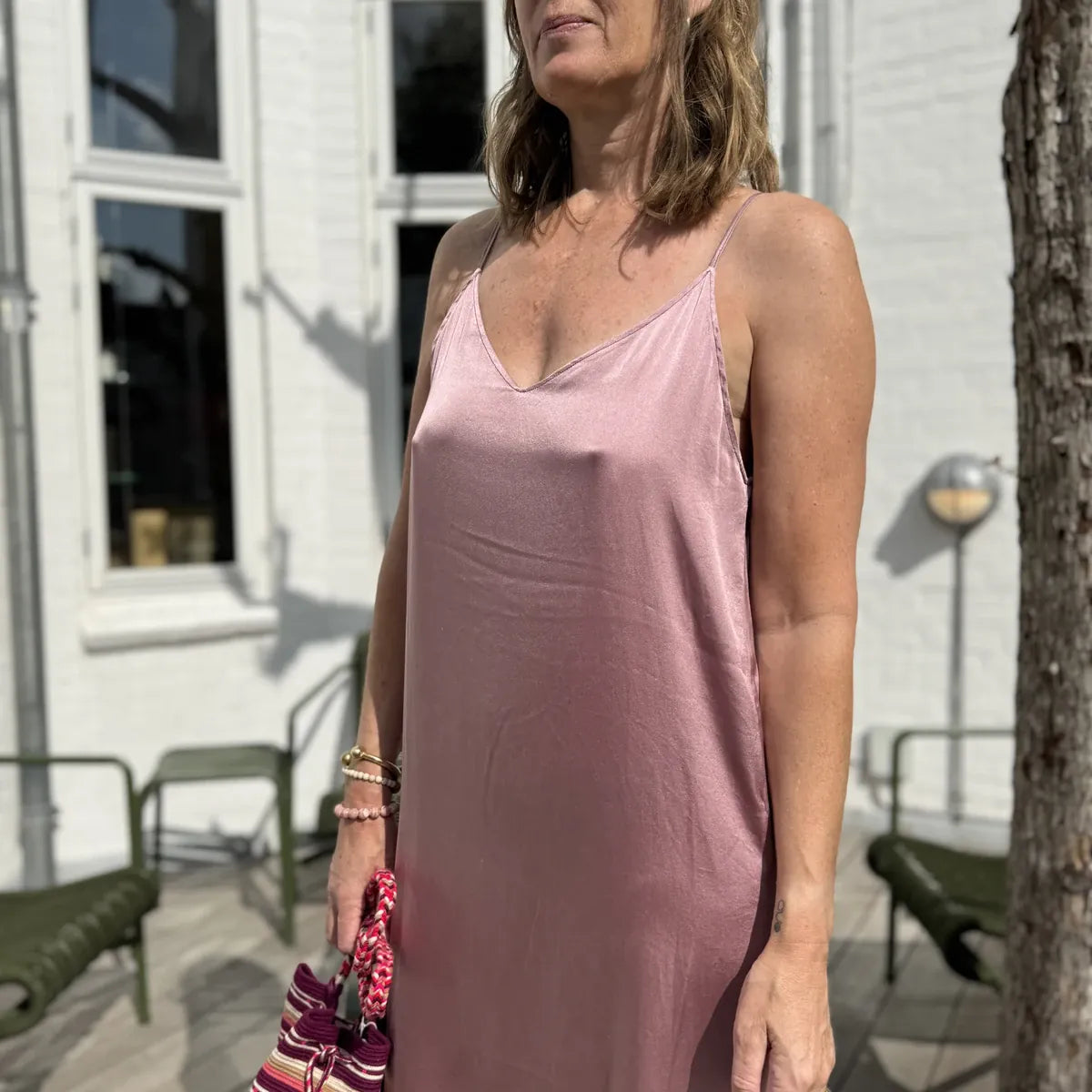 Stropkjole fra Crossley i silke. Den er i en fin lyserød farve med en V udskæring