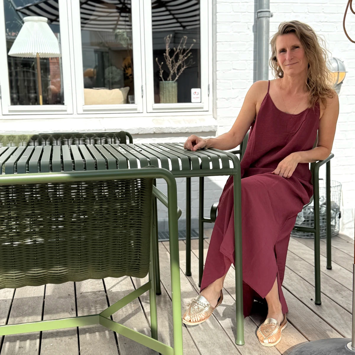 FRAU hanoi kjole er en stropkjole med justerbare stropper. Denne er i farven rose brown, som er en mørk rød farve
