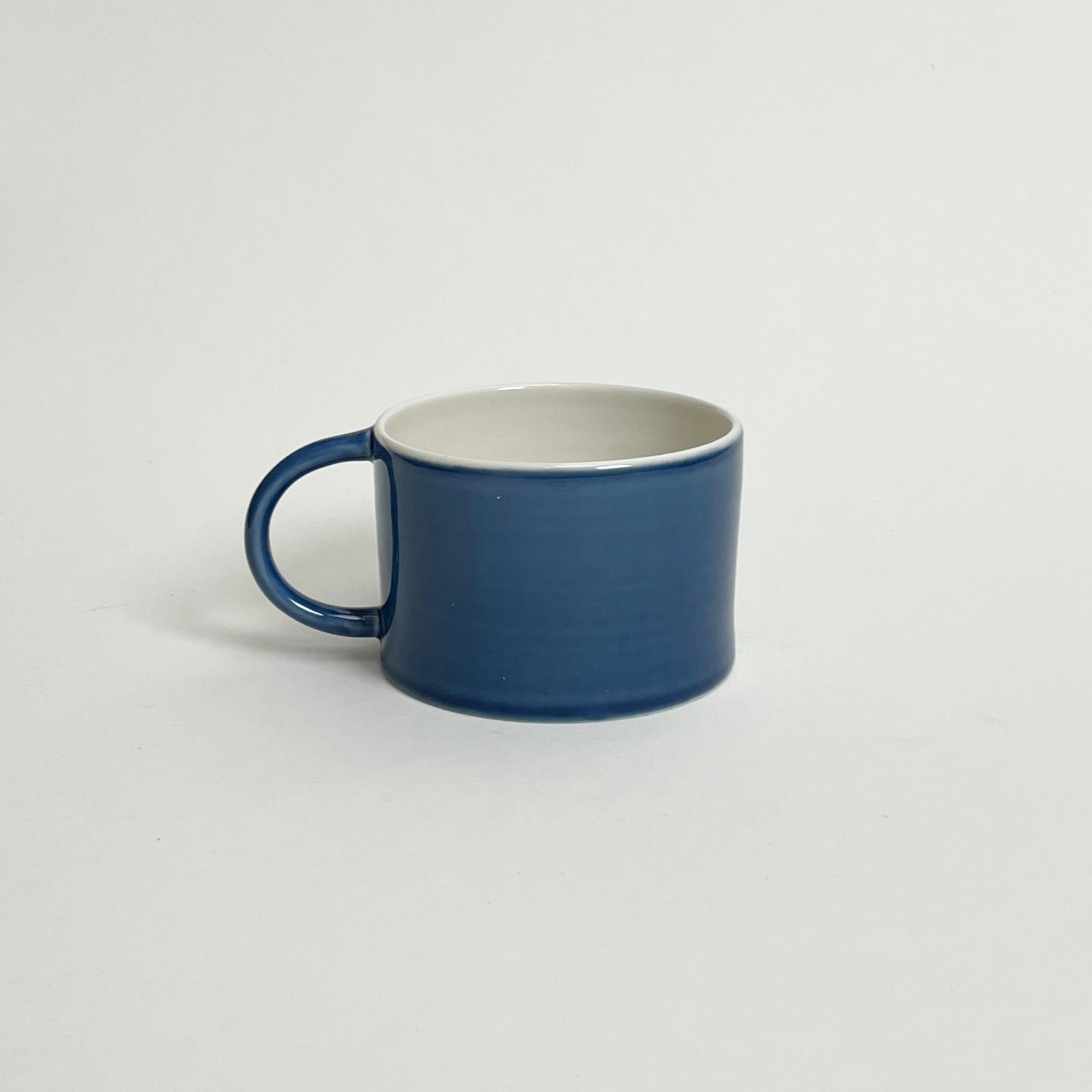 CANDY CUP WIDE, i størrelse large, er en lav, men bred kop med hank. Den er skabt med opmærksomhed på detaljen og er håndlavet af keramik af god kvalitet. I farven &