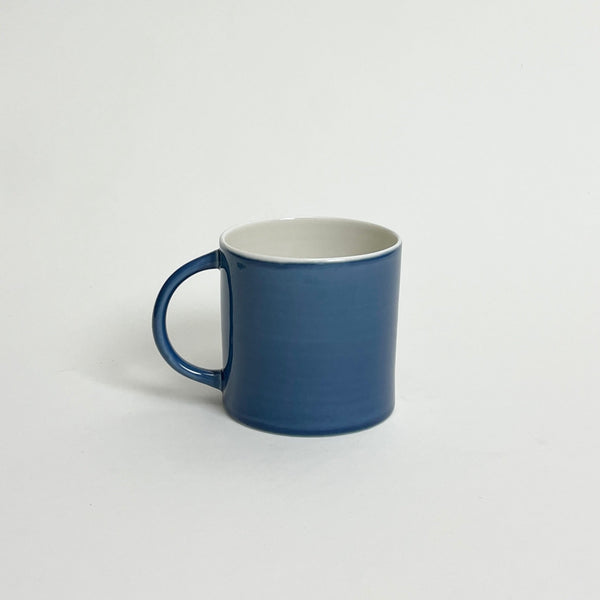 CANDY CUP TALL, i størrelse large, er en høj og bred kop med hank. Den er skabt med opmærksomhed på detaljen og er håndlavet af keramik af god kvalitet.  I farven 'Denim', som er en mørkeblå farve