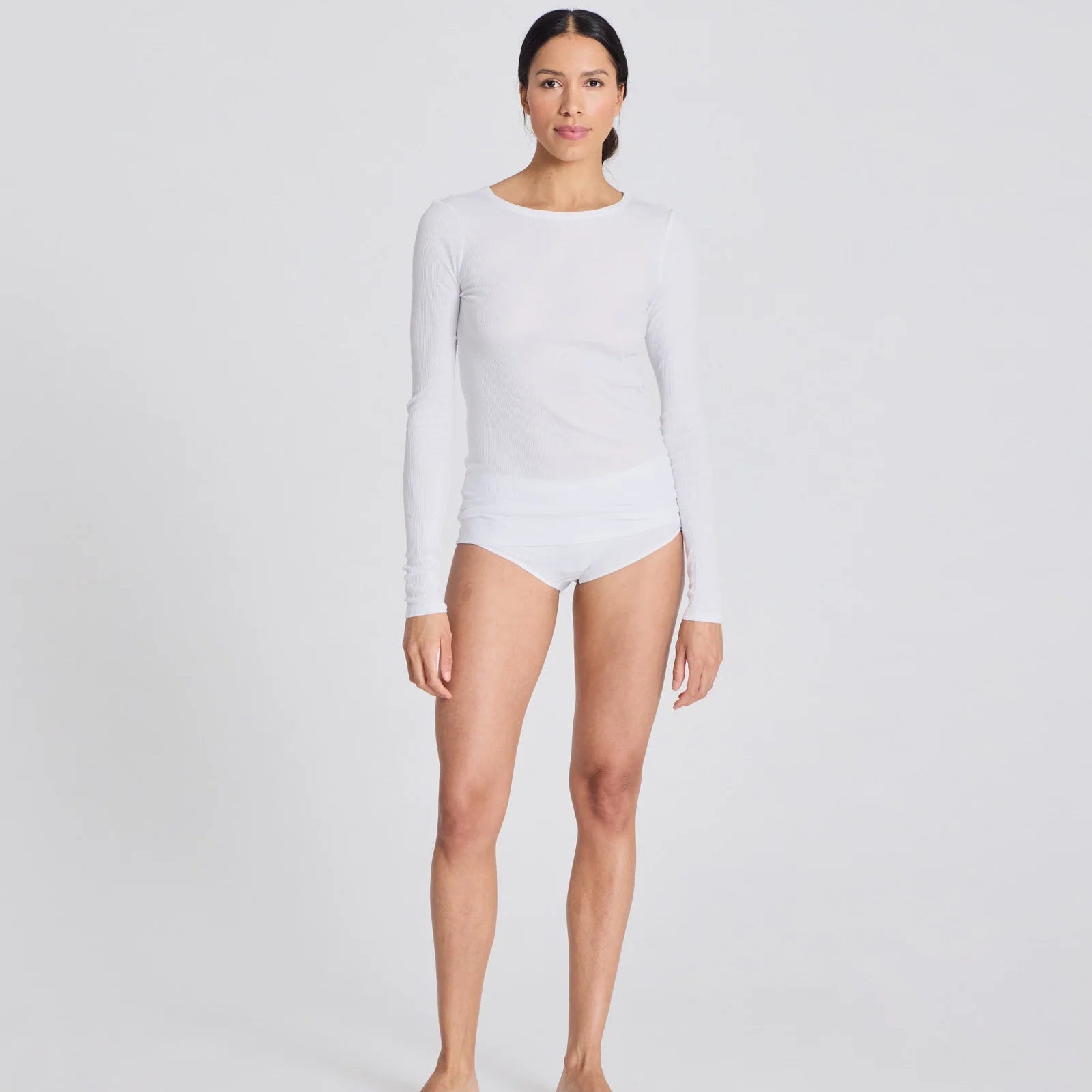 Lise er en langærmet basisbluse fra Gai+Lisva i hvid med ribmønster