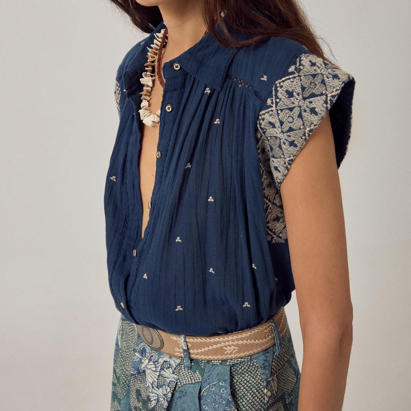 Karina sleeveless shirt fra Maison Hotel med små broderede prikker i stoffet