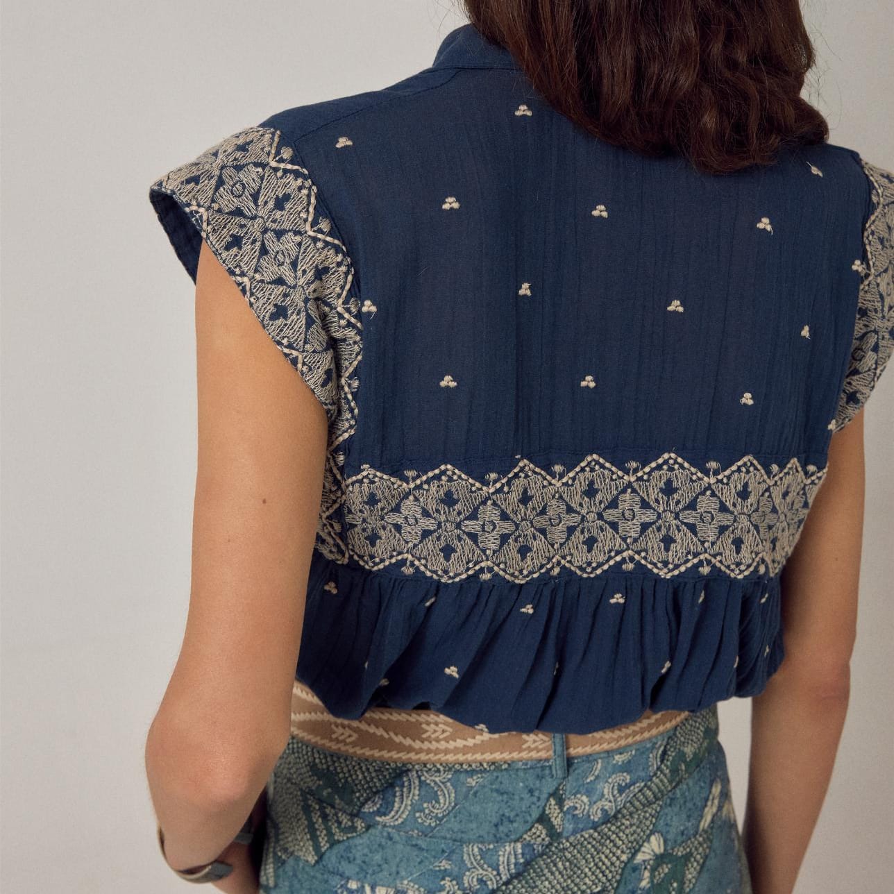 Maison Hotel Karina sleeveless shirt i blå med fine broderede detaljer
