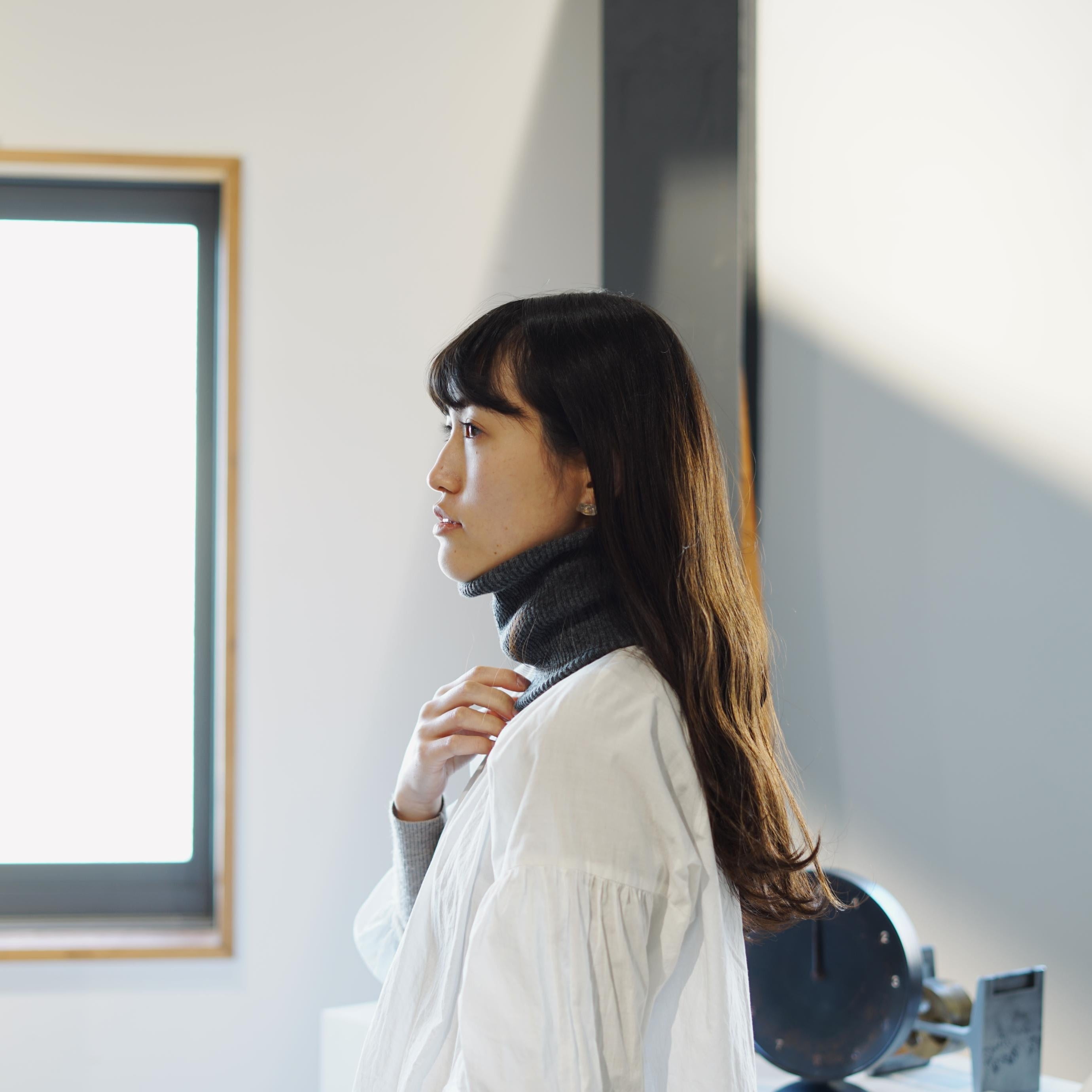 Halsedisse fra memeri i grå