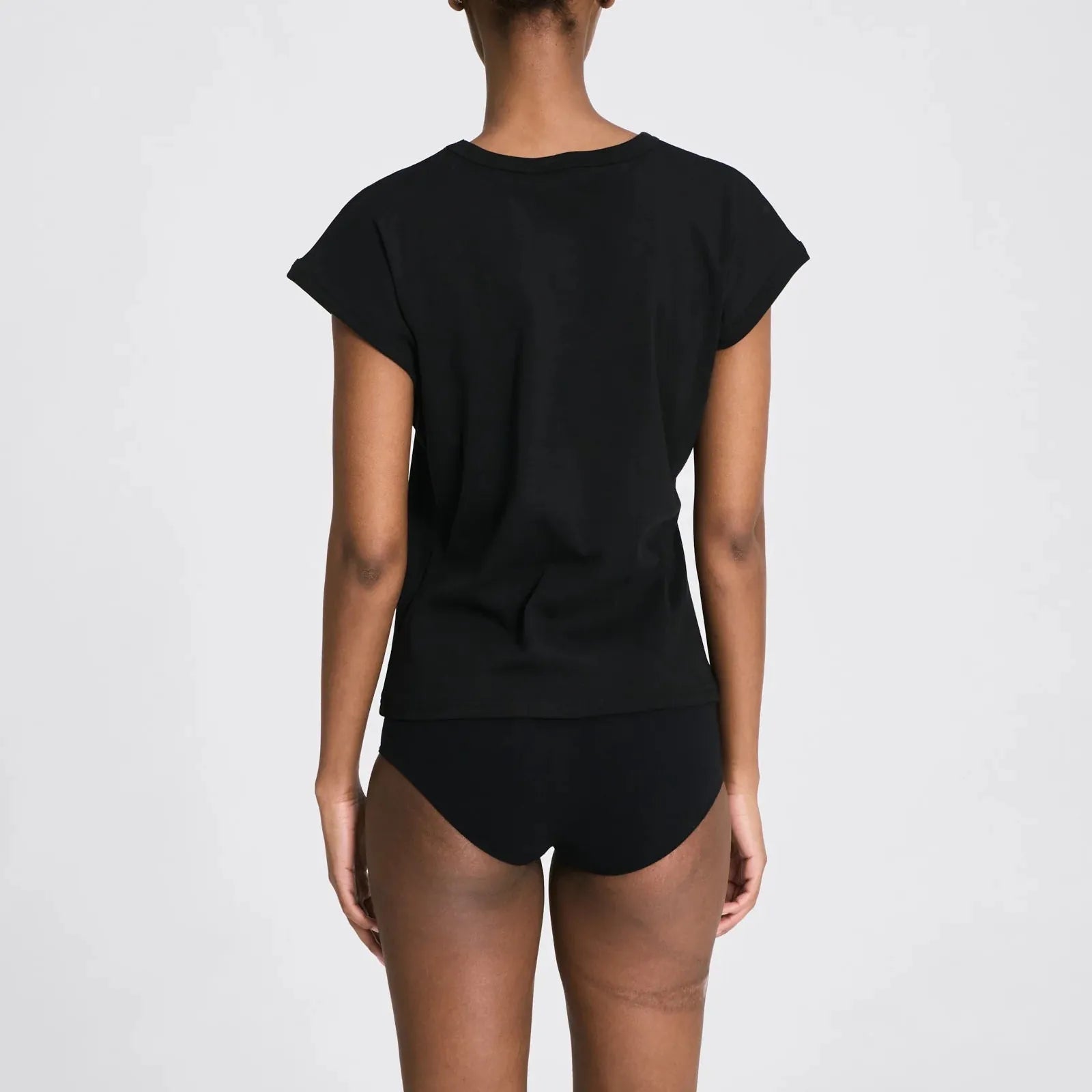 Kortærmet Malou t-shirt fra Gai+Lisva i økologisk bomuld, designet med raglanærmer, rib ved hals og ærmer samt tæt pasform.