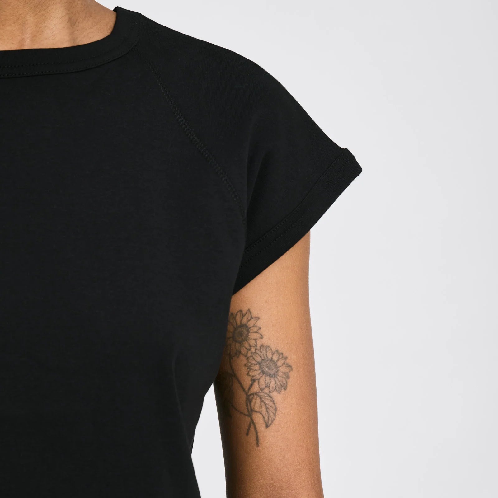 Malou t-shirt fra Gai+Lisva i øko bomuld med let bådhalsudskæring, ribbede kanter og en stram pasform.