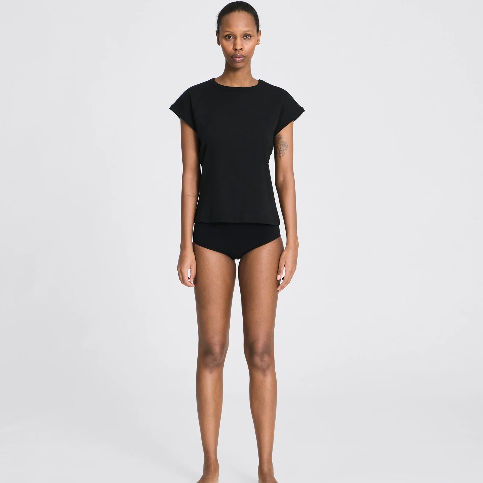 Klassisk Malou t-shirt fra Gai+Lisva fremstillet i 100 % økologisk bomuld med raglanærmer og tætsiddende pasform.