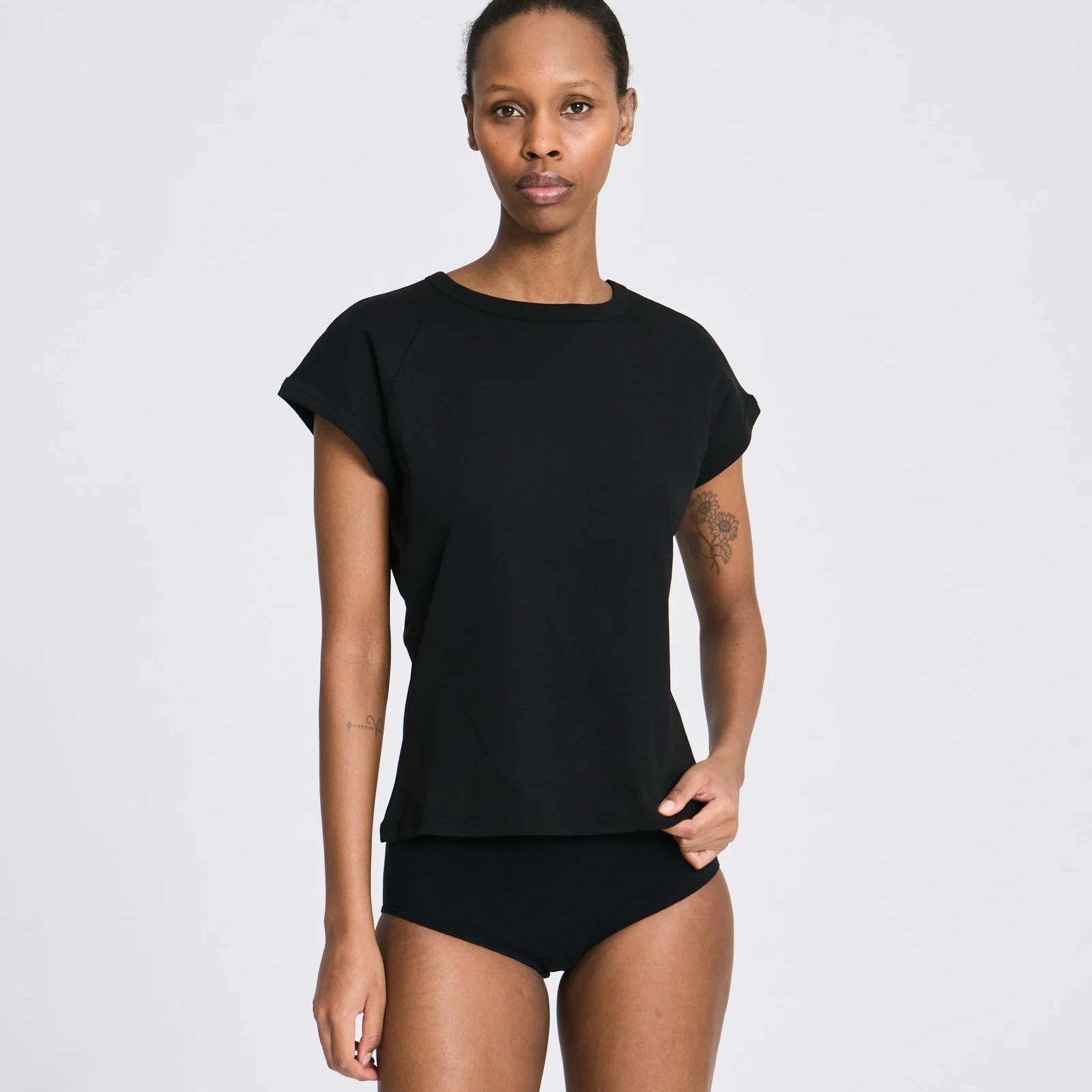 Malou t-shirt fra Gai+Lisva i 100 % økologisk bomuld med korte raglanærmer, let bådhals og stram pasform.