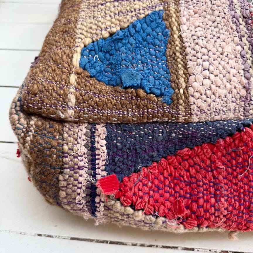 Unika marokkansk puf lavet af vintage tæpper. Hver puf er håndlavet og helt sin egen – med smukke detaljer og masser af historie. Perfekt som ekstra siddeplads, fodskammel eller hyggelig hundekurv.