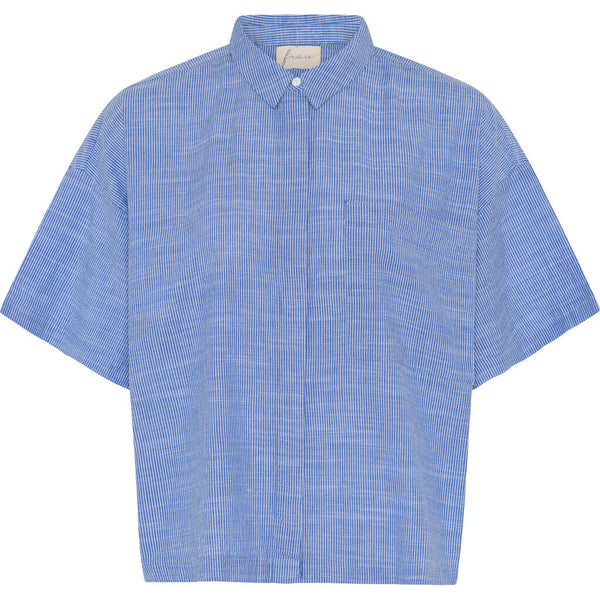 NICE skjorte med korte ærmer og stor brystlomme er lavet i økologisk bomuld. Mærket er det danske FRAU og varianten her er i blå/hvid strib.