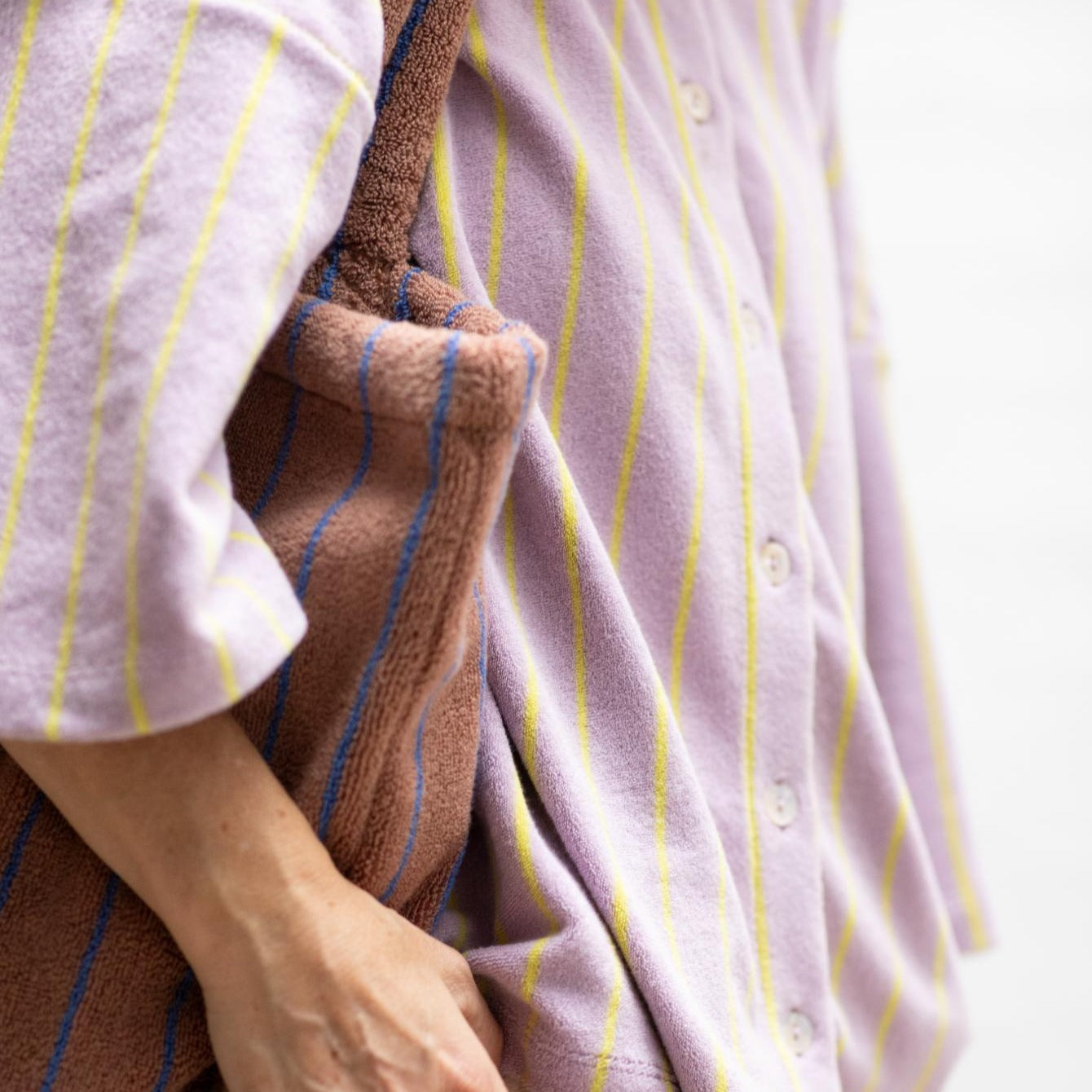 Lilla frotte skjorte fra Bongusta med gule striber