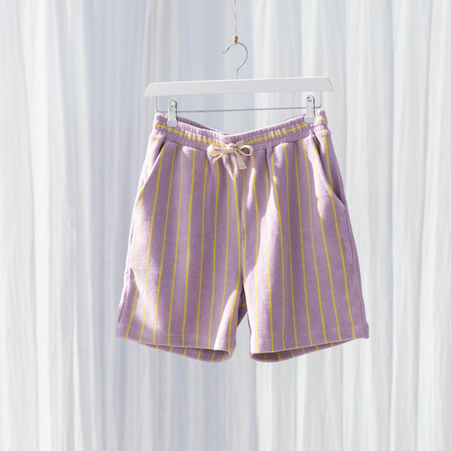 Lilla frotte shorts fra Bongusta med gul striber