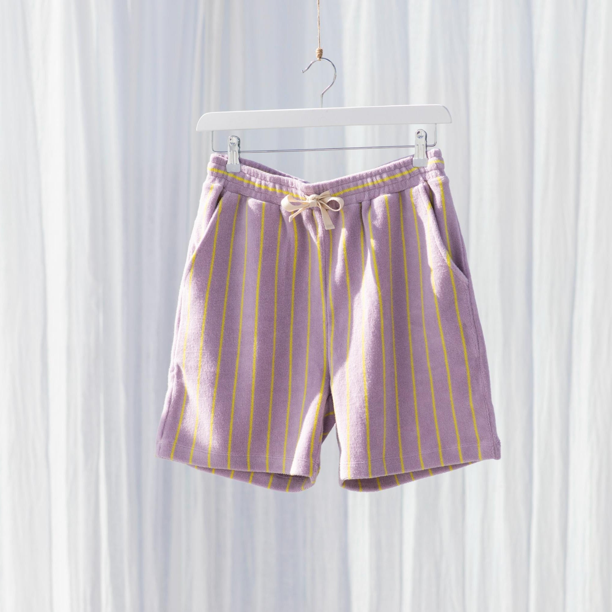 Lilla frotte shorts fra Bongusta med gul striber