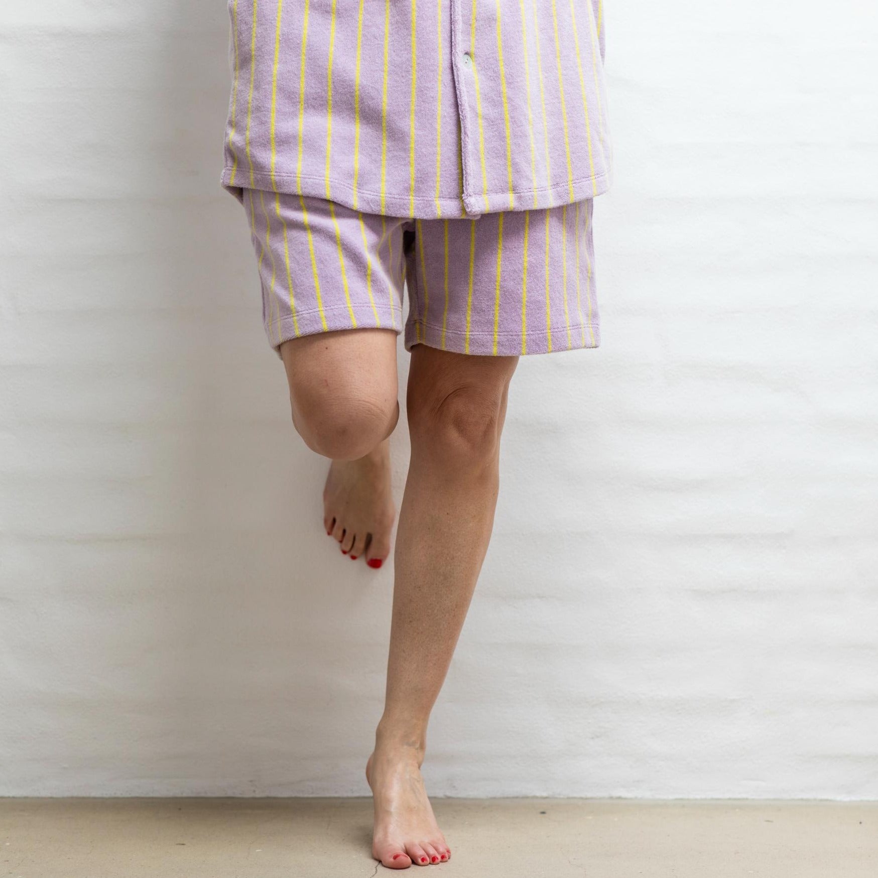 Lilla frotte shorts fra Bongusta med gul striber