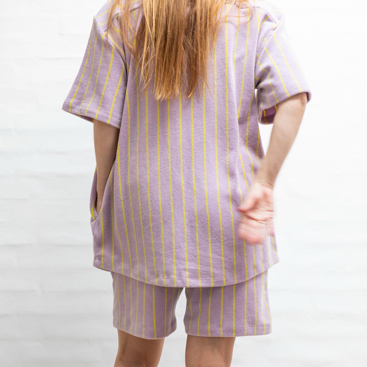 Lilla frotte shorts fra Bongusta med gul striber