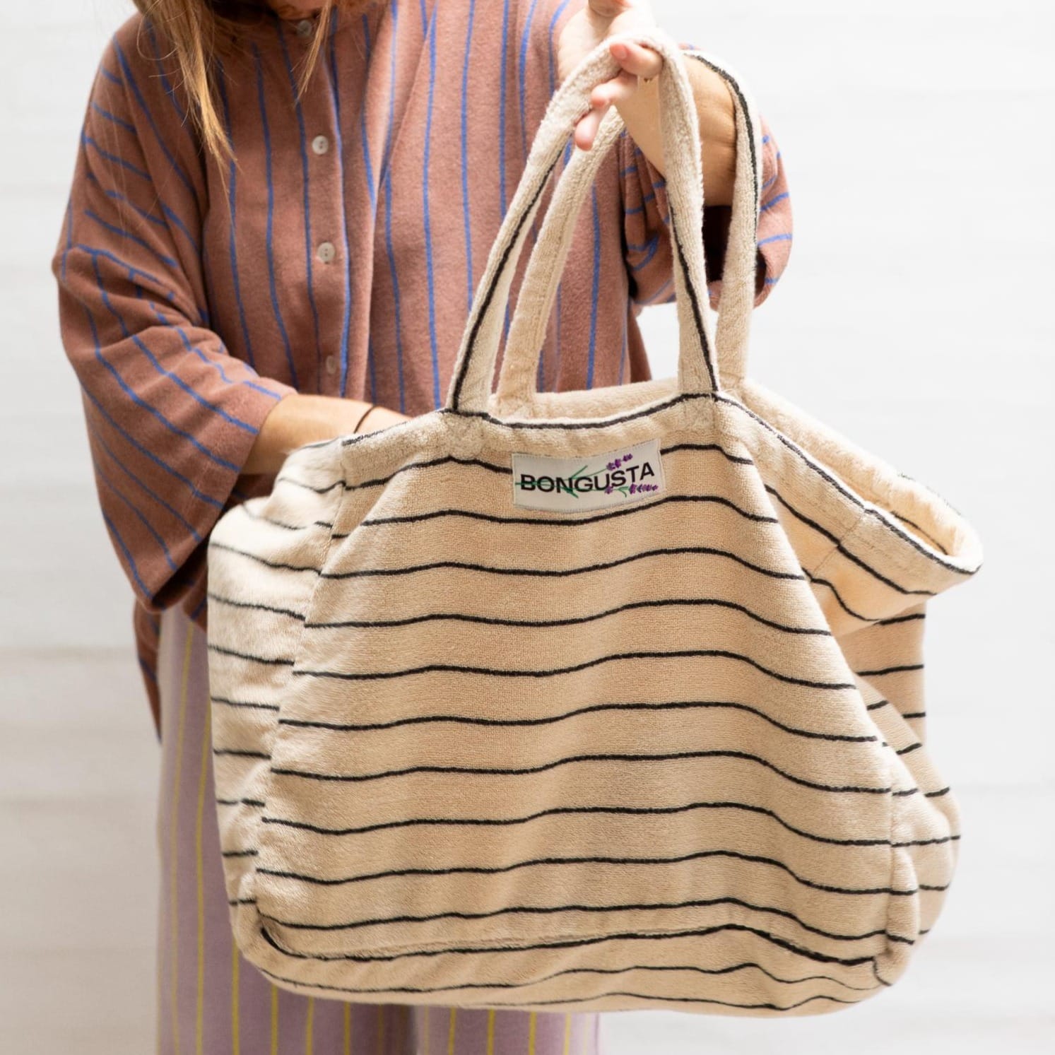 Weekend tote bag fra Bongusta i hvid med blå striber