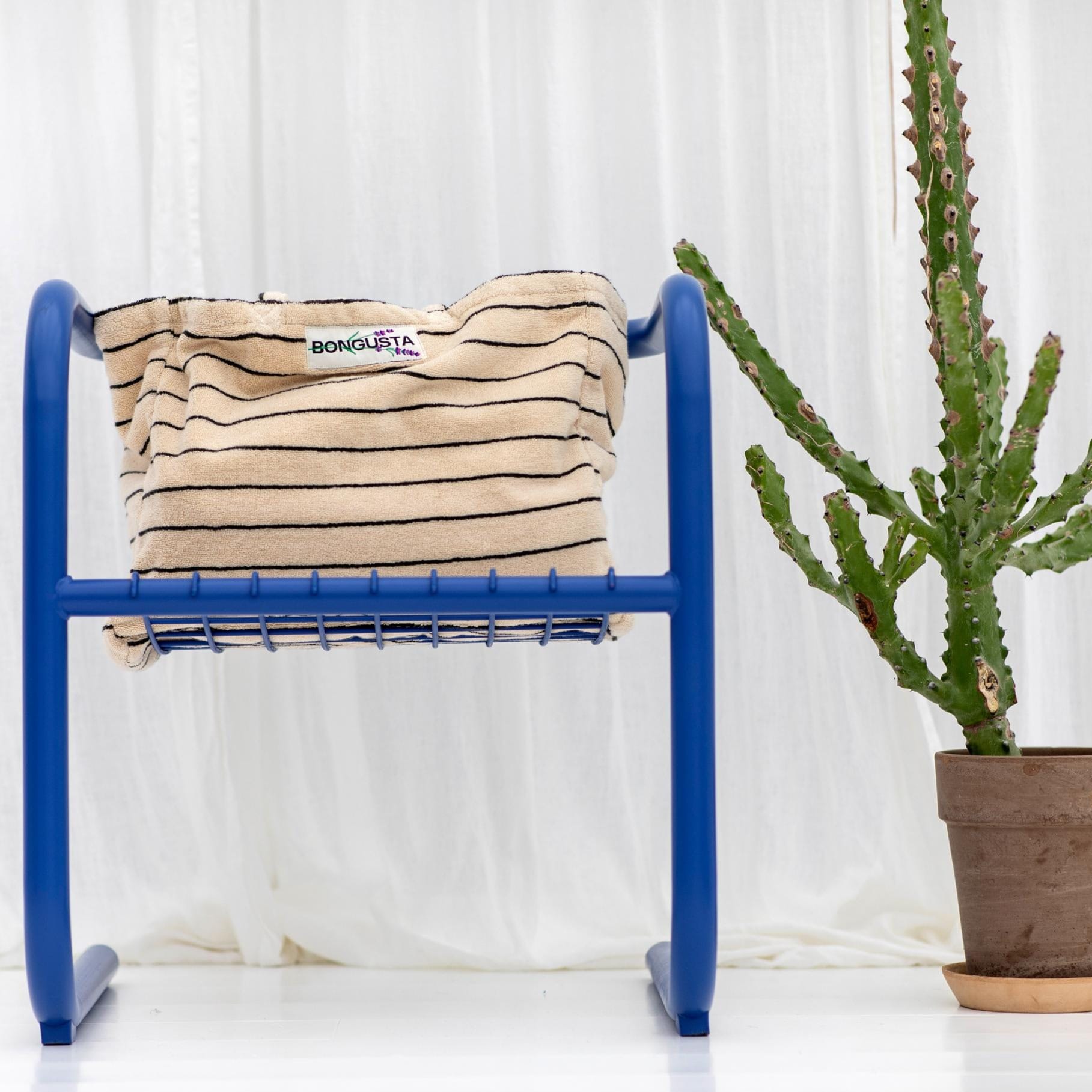 Weekend tote bag fra Bongusta i hvid med blå striber