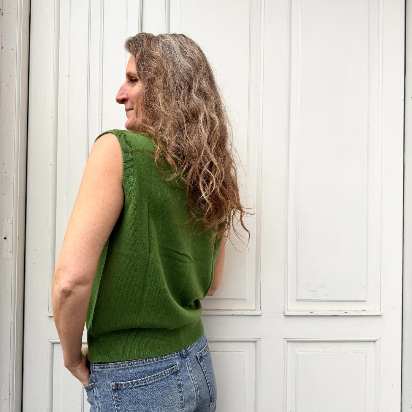 Smuk vest i merino og kashmir fra note Anecdote. Farven hedder Cobalt Green