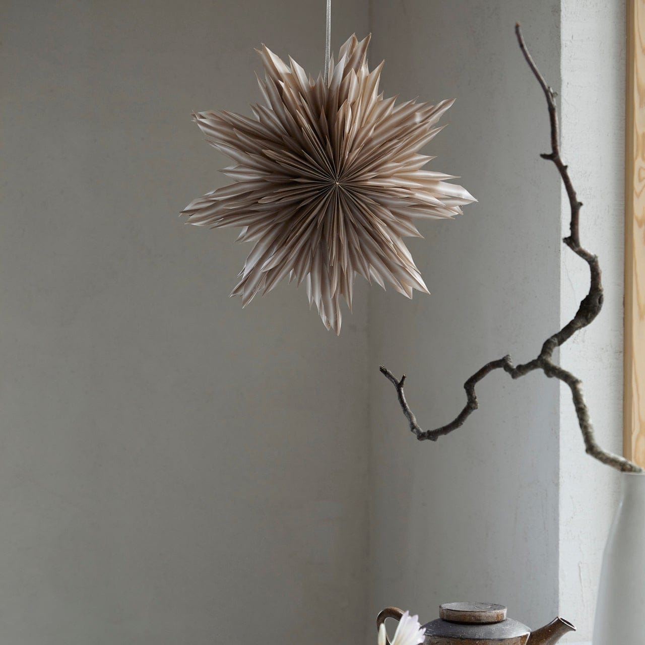 Helena er en beige papirsstjerne fra Watt & Veke - perfekt til jul og som højtidspynt!
