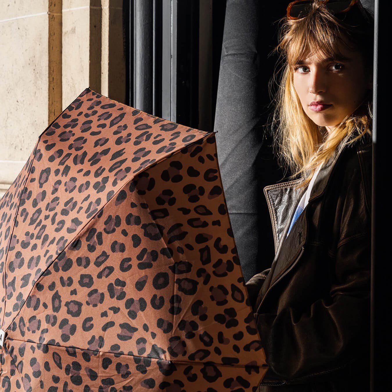 Paraply fra ANATOLE med leopard print - her er den foldet ud