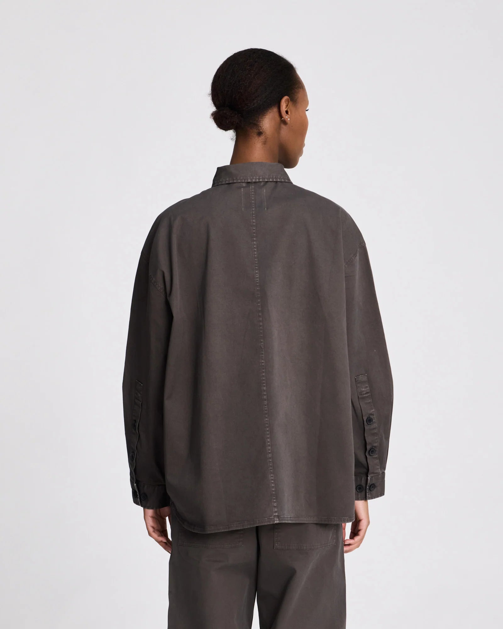 Pauline skjorte set bagfra med løs silhuet og klassisk skjortekrave.