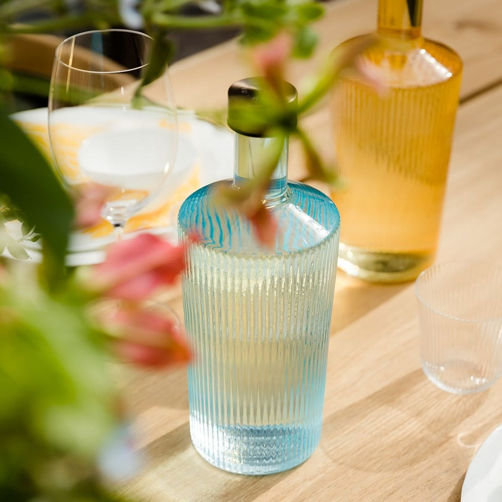 vandflaske i farvet glas. Denne er i farven &