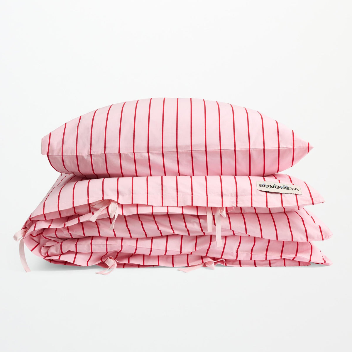 Bongusta sengetøj i Baby Pink & Ski Patrol med lyserøde og fine røde striber i 100% økologisk bomuld.