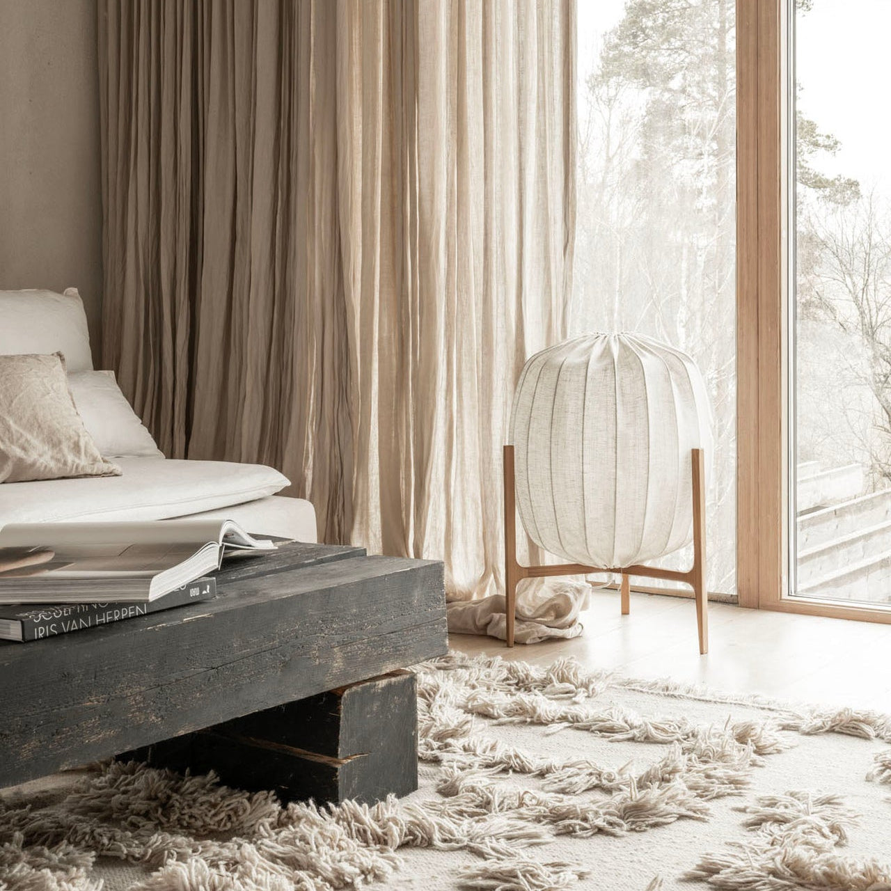 Prisma gulvlampe med træfod og hørskærm i tidløst design