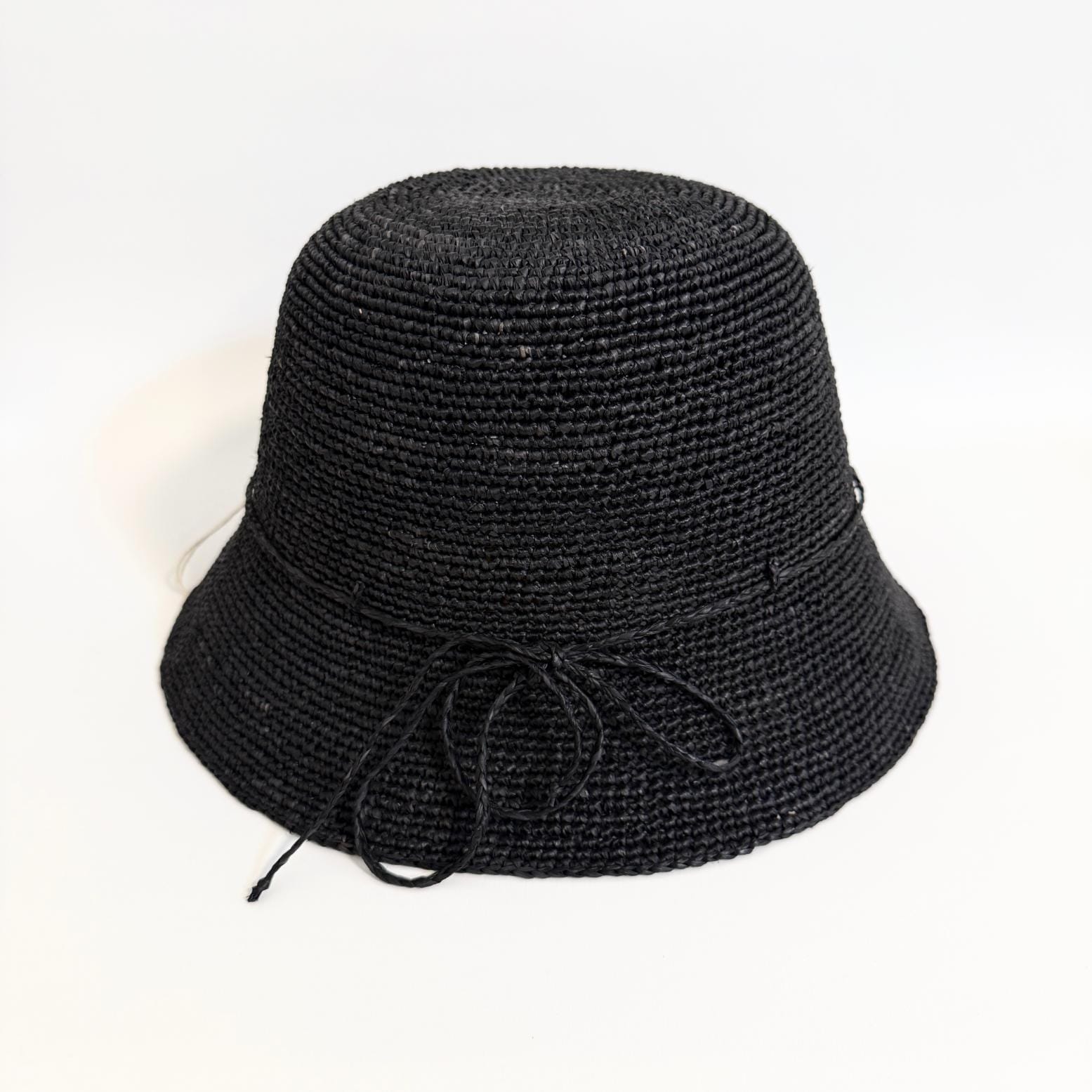 Sort Sommerhat med sløjfe.
