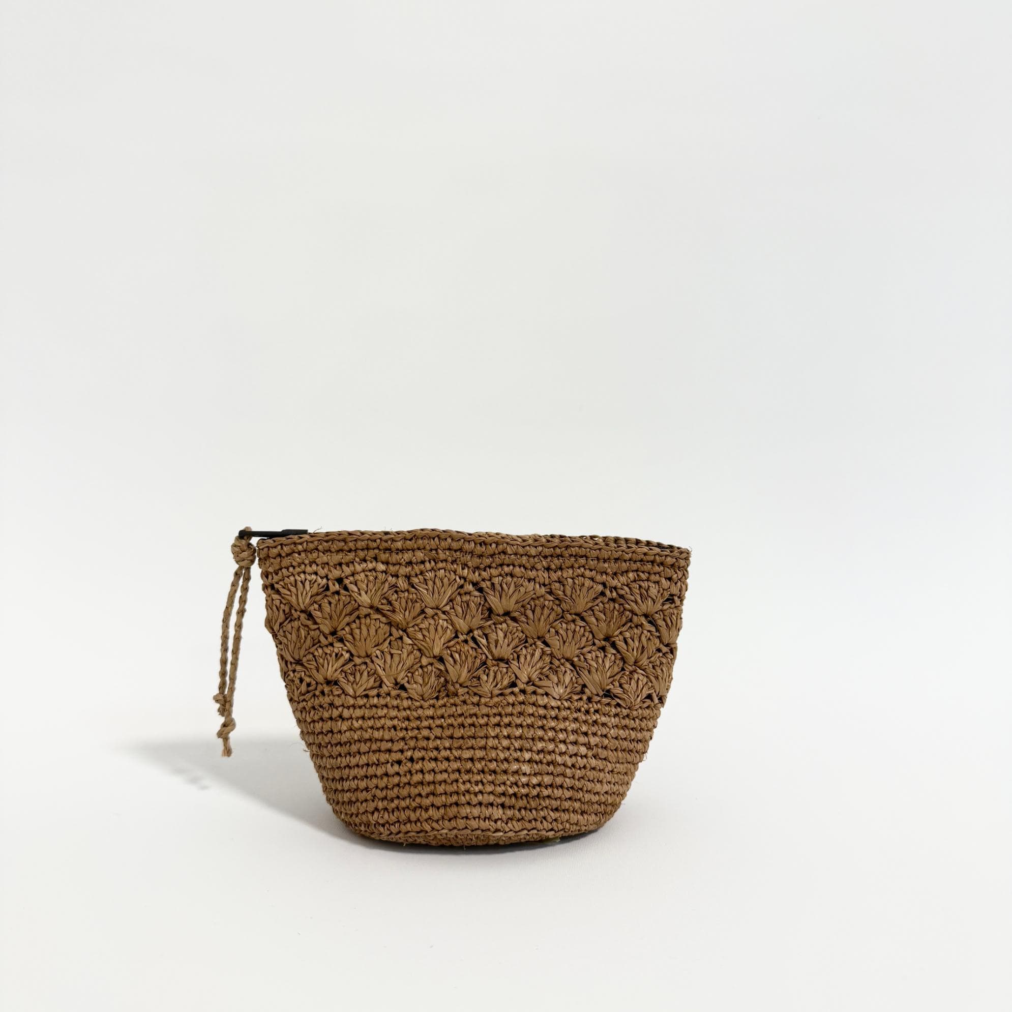 Lille pung fra Rabarany flettet i raffia.