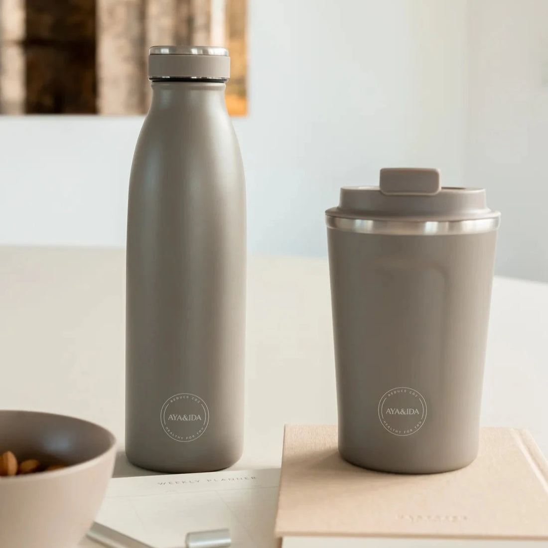 En termokop fra AYA&IDA i en lysebrun farve