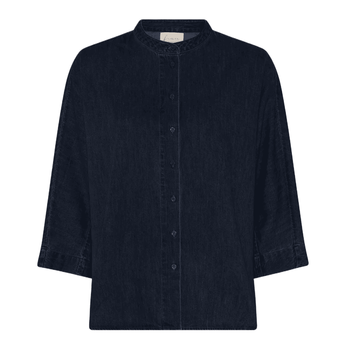 Seoul skjorten fra FRAU i dark blue denim er en mørkeblå skjorte med tre kvart ærmer, kinakrave og knapper hele vejen ned.
