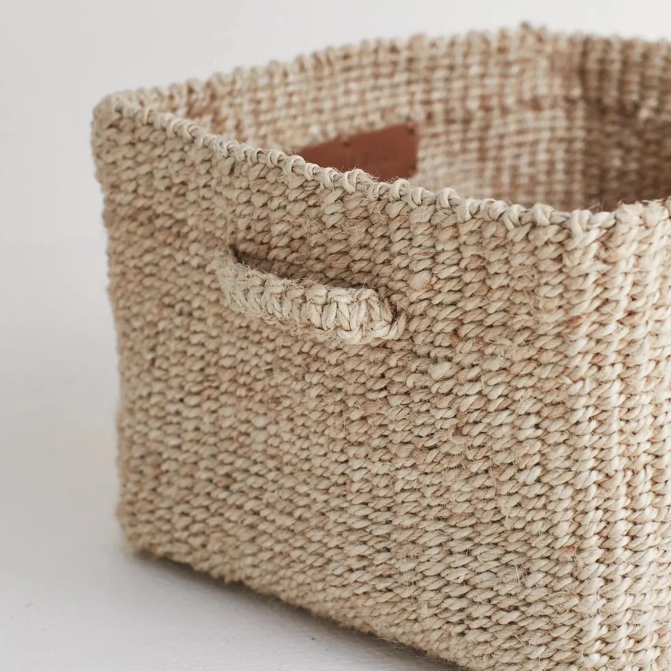 Minimalistisk jutekurv i naturligt materiale