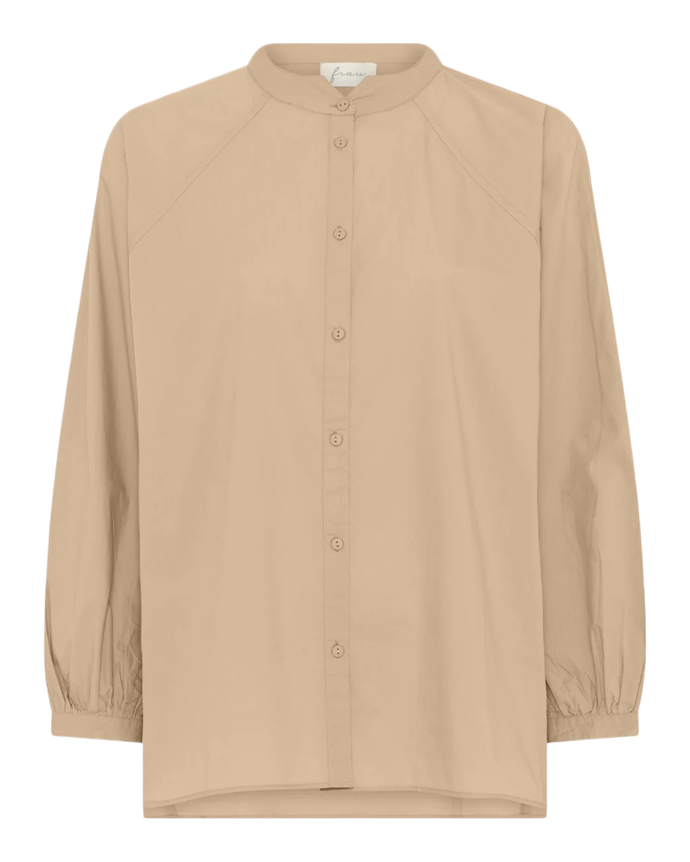 Tokyo kort skjorte i Frau har raglanærmer og et voluminøst, afslappet snit. Den er gennemknappet og kan bruges både lukket eller åbentstående